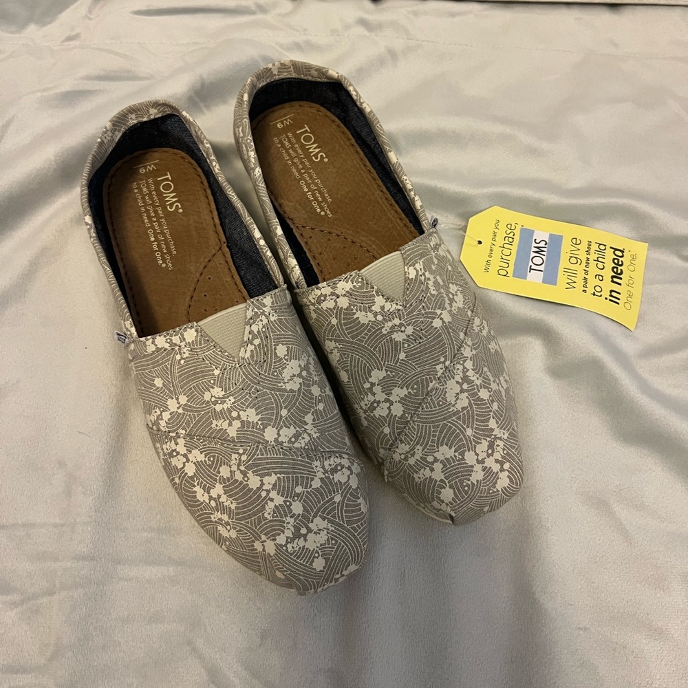 TOMS light grey floret.